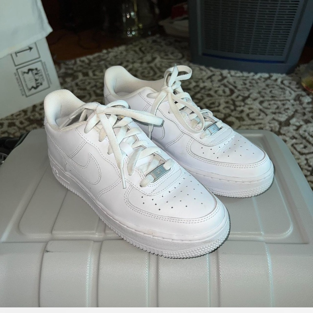 Like new Nike Air Force 1’s
Only worn a few times!!